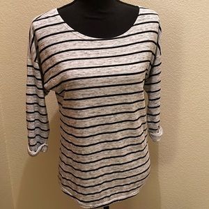 EUC women’s Divided 3/4 sleeve boat neck tee